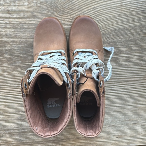 Brand new Sorel Joan of Arctic wedge III Lexie. Caramel Brown and gray in color - Picture 4 of 10